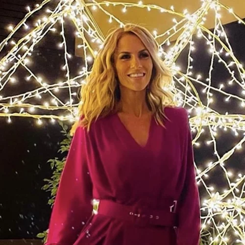 Η Ντορέττα Παπαδημητρίου είναι η κλασική Ελληνίδα μάνα | Η τρυφερή αγκαλιά στον γιο της που μόλις έφτασε από την Κύπρο