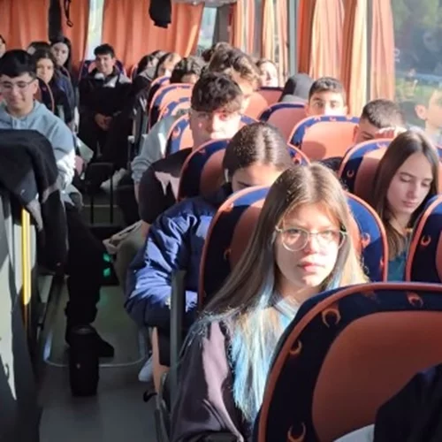 Το βίντεο της ημέρας | Μαθητές περνούν από τα Τέμπη τραγουδώντας για τα θύματα της τραγωδίας