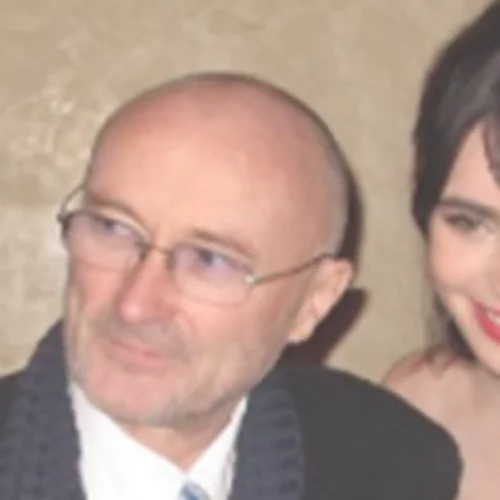 Lily Collins | Η τρυφερή αφιέρωση και η φωτογραφία από την παιδική της ηλικία, με αφορμή τα γενέθλια του πατέρα της, Phil Collins