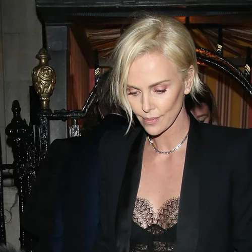 Η Charlize Theron άλλαξε τα μαλλιά της και έγινε άλλος άνθρωπος (pics)