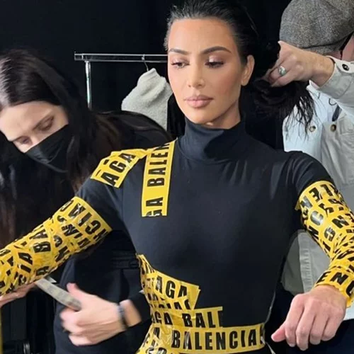 Kim Kardashian | Το viral outfit από χαρτοταινία που συζητήθηκε πολύ