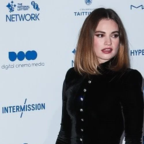 Lily James | Φόρεσε το κόκκινο ‘Baywatch’ μαγιό της Pamela Anderson