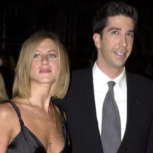 Friends Forever | Ο David Schwimmer τρολάρει τη Jennifer Aniston με μία φωτογραφία του στο ντους