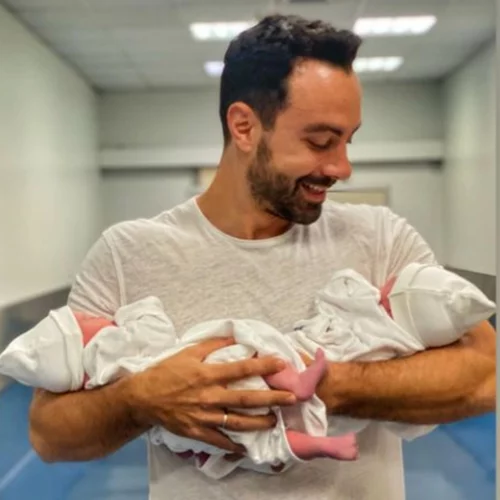 Ο Σάκης Τανιμανίδης μοιράζεται λεπτομέρειες για τις δίδυμες κορούλες του