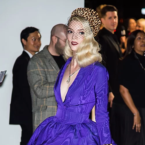 "Veri Peri" | Το χρώμα της χρονιάς έχει αγαπηθεί ήδη από όλες σχεδόν τις beauty addicts