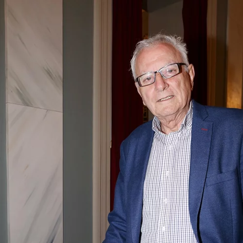 Κωνσταντίνος Χαρδαβέλλας | Αυτός είναι ο 30χρονος γιος του Κώστα Χαρδαβέλλα που του μοιάζει εκπληκτικά