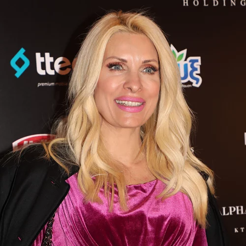 Η Ελένη Μενεγάκη ποζάρει με μονόχρωμο casual outfit στον κήπο του σπιτιού της