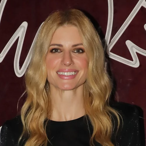 Ευαγγελία Αραβανή | Η σέξι εμφάνιση με μίνι δερμάτινη φούστα