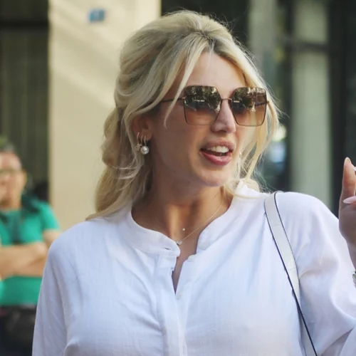 Με κοντό, εφαρμοστό λευκό φόρεμα και sneakers στο γήπεδο | H Kωνσταντίνα Σπυροπούλου ξεκίνησε τένις