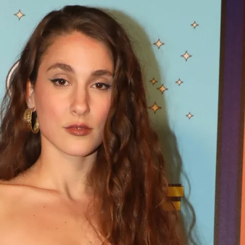 Evangelia | Η πανέμορφη τραγουδίστρια μαγνήτισε τα βλέμματα φορώντας την πιο καλοκαιρινή απόχρωση