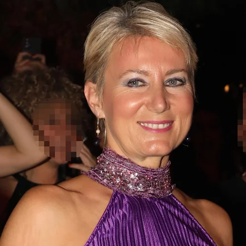 Νατάσα Παζαΐτη | Μαυρισμένη, με ονειρεμένο λευκό φόρεμα, στο Ηρώδειο το 2007