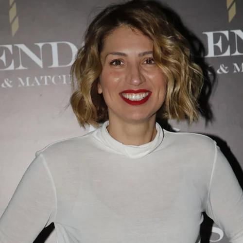 Το πιο ονειρεμένο σαλόνι το έχει η Μαρία Ηλιάκη | Τα υπέροχα φυτά και οι κατάλευκοι καναπέδες