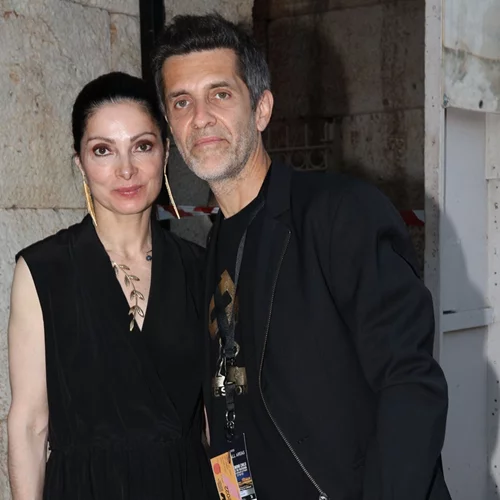 Ο Φοίβος σε μία πολύ σπάνια εμφάνιση με τη σύζυγο και τα δύο τους παιδιά