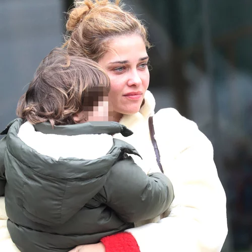 Άνα Μπεατρίς Μπαρός | Το διάσημο σουπερμόντελ στη Γλυφάδα με τα παιδιά της