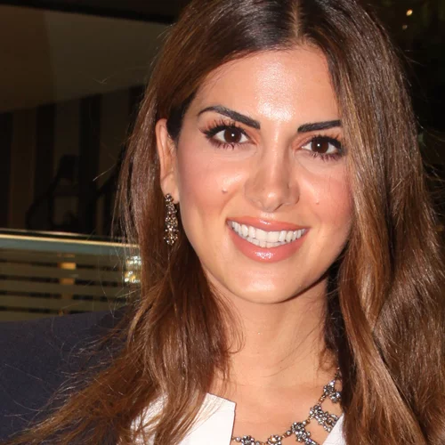 H Σταματίνα Τσιμτσιλή με το ιδανικό πανωφόρι για το σημερινό καιρό