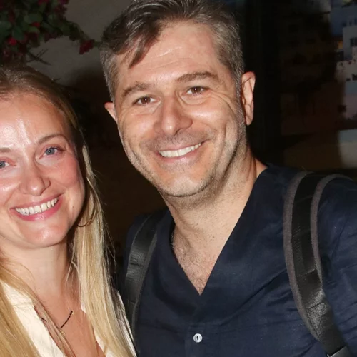 Ο Αλέξανδρος Μπουρδούμης και η Λένα Δροσάκη σε μία αμήχανη στιγμή επί σκηνής | Πήγε να πιάσει το χέρι της και εκείνη το τράβηξε