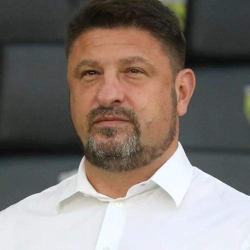 Ο Νίκος Χαρδαλιάς σε μία σπάνια δημόσια εμφάνιση με τη γοητευτική σύζυγό του και τις κόρες του, Ιωάννα και Δήμητρα Χαρδαλιά