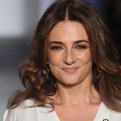 Μαρία Λεκάκη | Το κοντό κούρεμα και το φθινοπωρινό χρώμα μαλλιών που την ανανέωσαν πλήρως