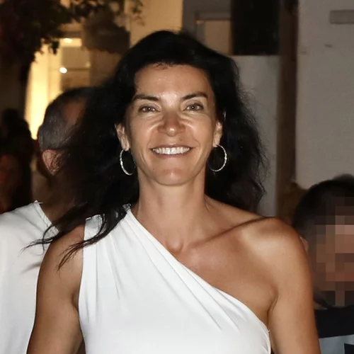 Μαρίνα Βερνίκου | Η σπάνια εμφάνιση με τα δύο μικρότερα παιδιά της στα σοκάκια της Μυκόνου