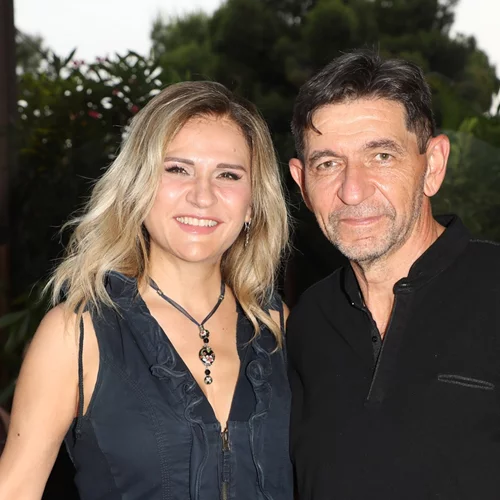 Μπέσσυ Μάλφα | Η πολύ σπάνια φωτογραφία με τον Γεράσιμο Σκιαδαρέση και τα τρία τους παιδιά