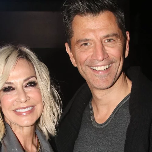 Άννα Βίσση και Σάκης Ρουβάς αγκαλιά το 1996 | Οι μπούκλες του Σάκη και το διαφανές φόρεμα της Άννας που άφηνε ελάχιστα στη φαντασία