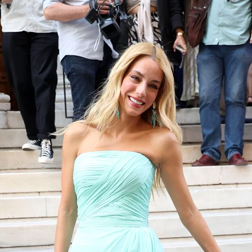 Δούκισσα Νομικού | Η άκρως καλοκαιρινή εμφάνιση στον γάμο του αδερφού της, Νικήτα Νομικού, και η έντονη συγκίνησή της