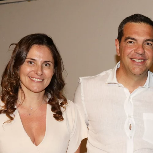 Μπέτυ Μπαζιάνα | Μαυρισμένη, με εντυπωσιακό ντεκολτέ στην πρεμιέρα της παράστασης "Μήδεια"