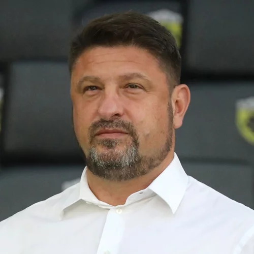 O Νίκος Χαρδαλιάς σε μία σπάνια δημόσια εμφάνιση με τις πανέμορφες κόρες του