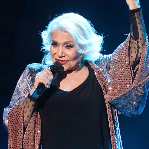 Μαρινέλλα | Η εντυπωσιακή ομοιότητα με την έφηβη εγγονή της. Δείτε τις να ποζάρουν αγκαλιά σε μία σπάνια φωτογραφία