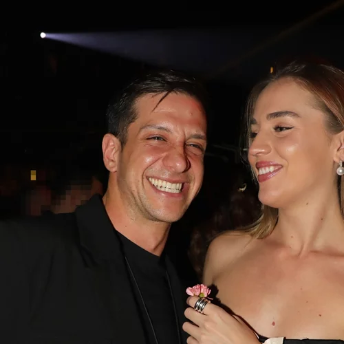 Το πιο φωτογενές και ερωτευμένο ζευγάρι της Αθήνας σε νέα τρυφερά τετ α τετ