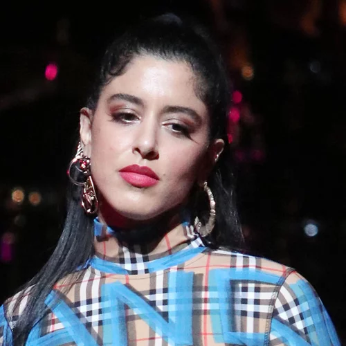 Η Μαρίνα Σάττι σου δείχνει πώς να φορέσεις το εφαρμοστό φόρεμα αν έχεις καμπύλες