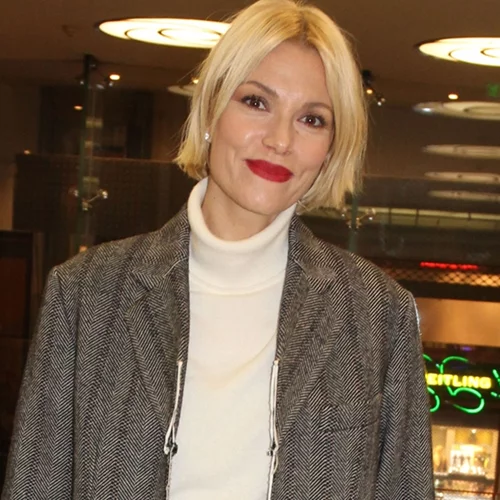 Βίκυ Καγιά | Ποζάρει με το πιο σέξι μαύρο μπικίνι και μας δείχνει το καλλίγραμμο σώμα της