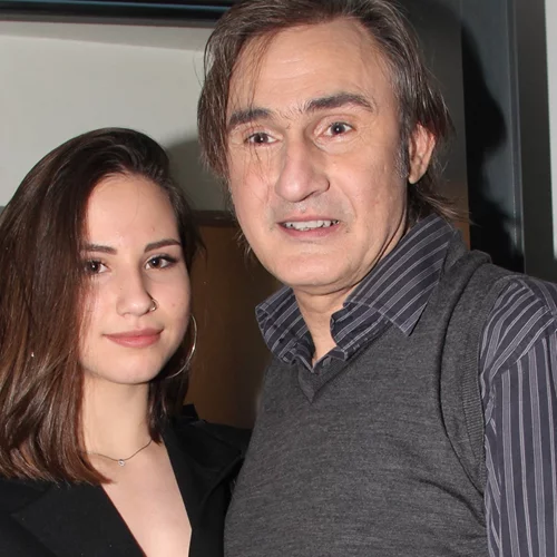 Σμαράγδα Σακελλαρίου | Η πανέμορφη κόρη του Άκη Σακελλαρίου έχει το πιο καλλιτεχνικό και καλαίσθητο Instagram