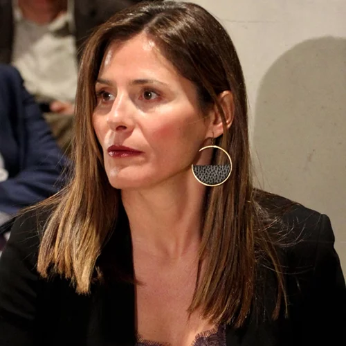 Η εμφάνιση της Μπέτυς Μπαζιάνα με τα παπούτσια που λατρεύουμε να μισούμε