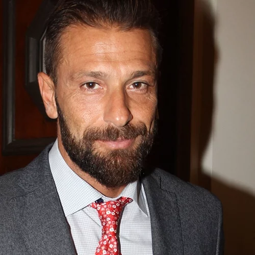 Ο Γιάννης Μαρακάκης σε μία σπάνια, δημόσια εμφάνιση με την κατάξανθη κόρη του