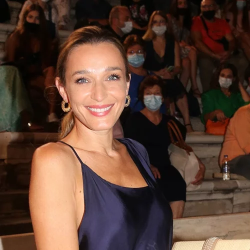 Η Κάτια Ζυγούλη σε χαλαρές στιγμές στη Σχοινούσα