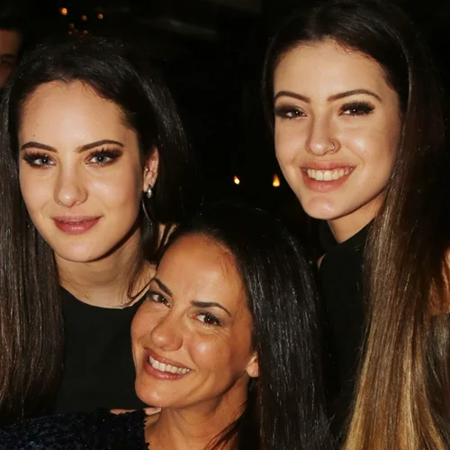 Δανάη και Νεφέλη Λιβιεράτου | Χορεύουν ξέφρενα στο πάρτι της Σήλιας Κριθαριώτη