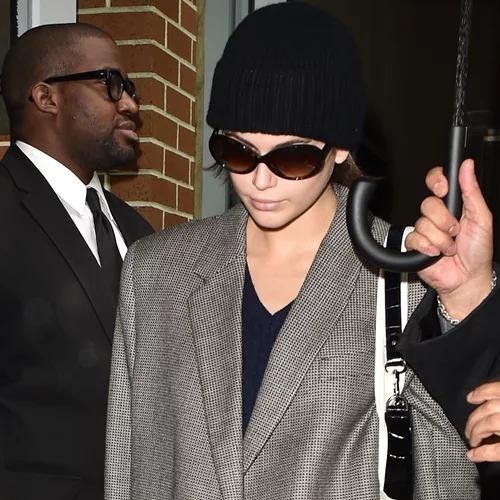 5 girly χτενίσματα για να δείχνεις πιο stylish από ποτέ με το σκουφάκι σου