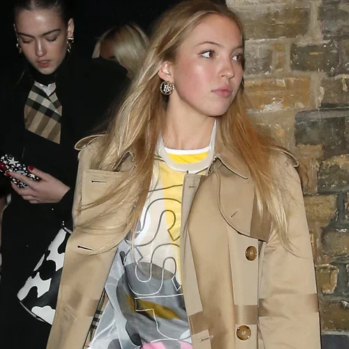 H κόρη της Kate Moss, Lila, έχει κάτι από την ανεπιτήδευτη ομορφιά των Γαλλίδων