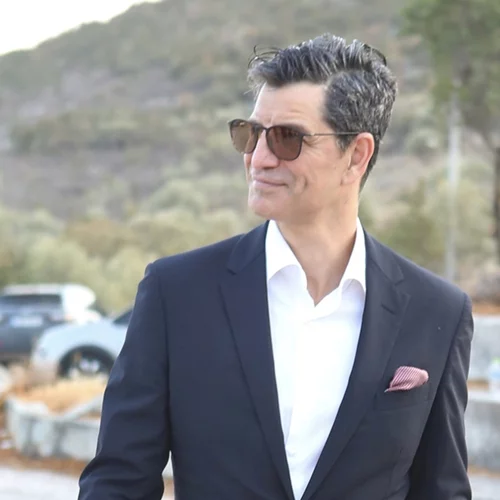 Ο Σάκης Ρουβάς με ροζ παντελόνι στο γάμο του αδερφού του, Απόστολου