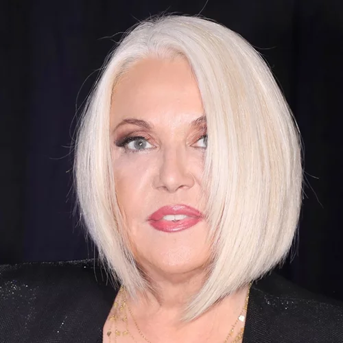 Η Ρούλα Κορομηλά μόλις αποχωρίστηκε το χαρακτηριστικό καρέ της | Η μεγάλη αλλαγή που έκανε στα μαλλιά της