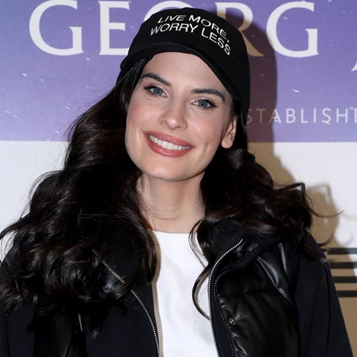 Η Χριστίνα Μπόμπα στα πορτοκαλί | Με αθλητικό κολάν και μπουστάκι, γυμνάζεται και στο γραφείο της