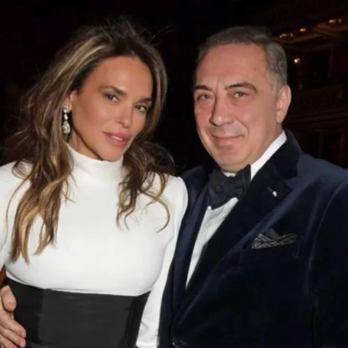 Σήλια Κριθαριώτη | Δημοσίευσε φωτογραφία της κούκλας κόρης της από το κόκκινο χαλί στο Λονδίνο