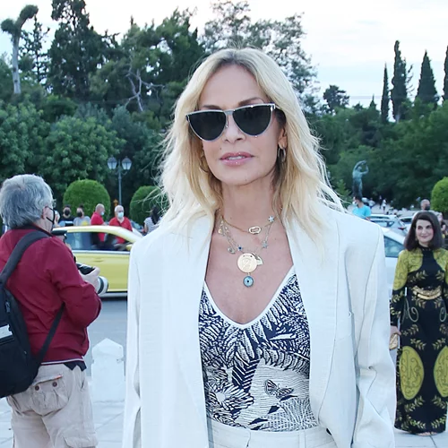 Τα φλατ παπούτσια που φόρεσε η Άννα Βίσση στο show Dior ήταν η επιτομή του coolness