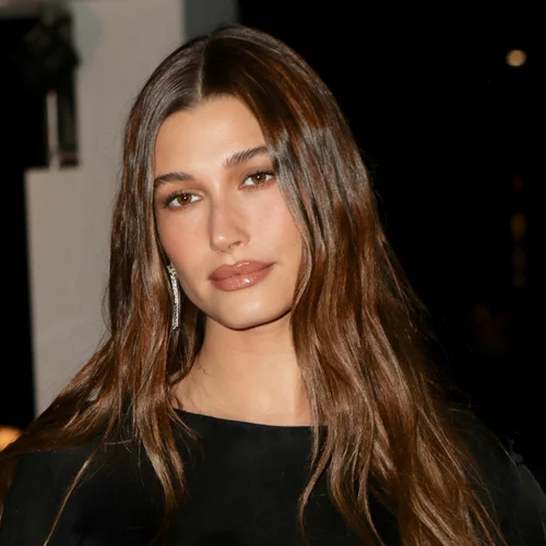 Hailey Bieber | Η ενυδατική κρέμα που δεν αποχωρίζεται ποτέ δεν κοστίζει πάνω από 10 ευρώ