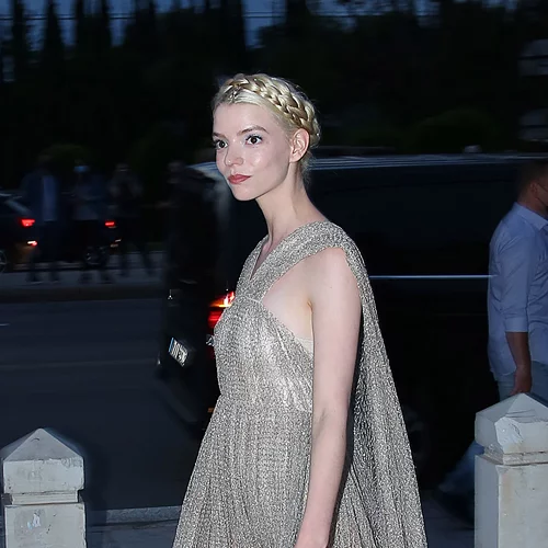 Dior Cruise 2022 | To grecian-chic χτένισμα της Anya Taylor-Joy ήταν απλά εκθαμβωτικό