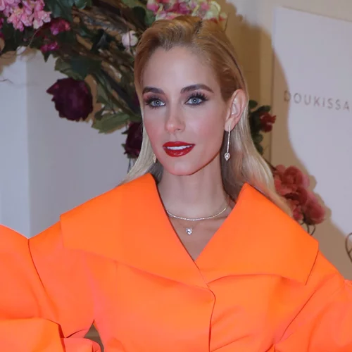 Δύο καλλονές μαζί | Η Δούκισσα Νομικού αγκαλιά με τη μαμά της στο AXDW