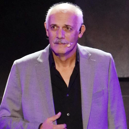 "Ο άνθρωπος που θαυμάζω και εκτιμώ από 10 ετών είναι ο Γιώργος Κιμούλης. Μακάρι η ζωή να με ευλογήσει να δουλέψω μαζί του"