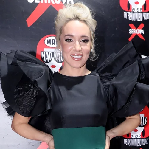 Απίστευτη ομοιότητα | Η φωτογραφία της Καλομοίρα με την κούκλα κόρη της