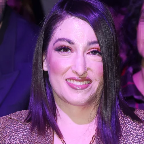 Η Ιωάννα Παλιοσπύρου μοιράζεται την σοκαριστική ιατρική μέθοδο που ακολουθεί για να αντικαταστήσει το δέρμα στο λαιμό της